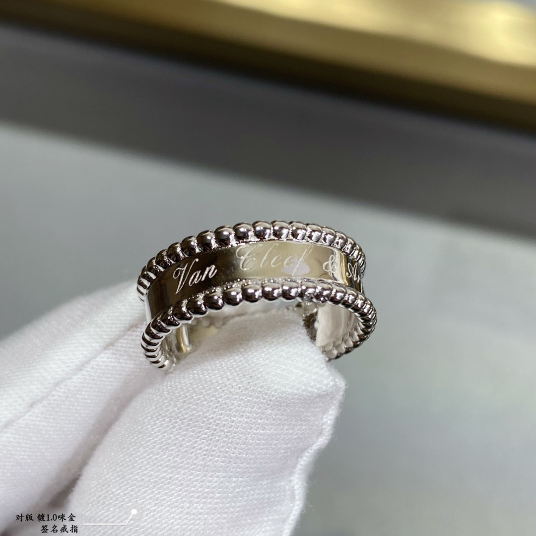V*n Cl**f & Arpels sign Ring