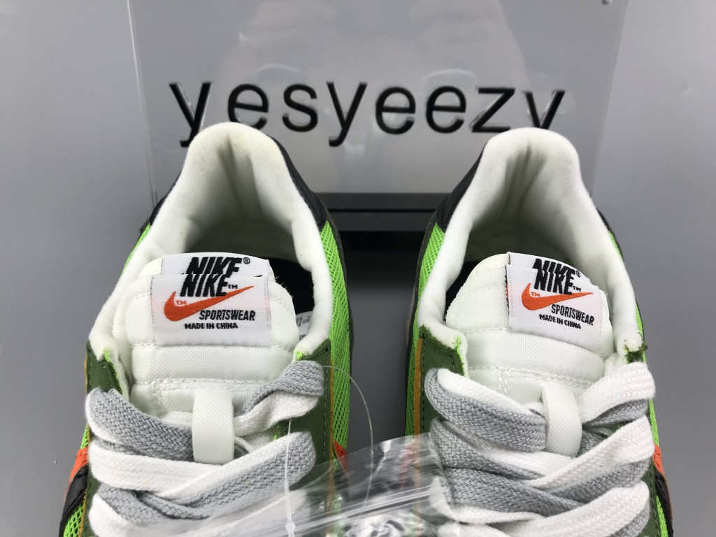 UA NIKE LDWAFFLE/SACAI "GREEN GUSTO"