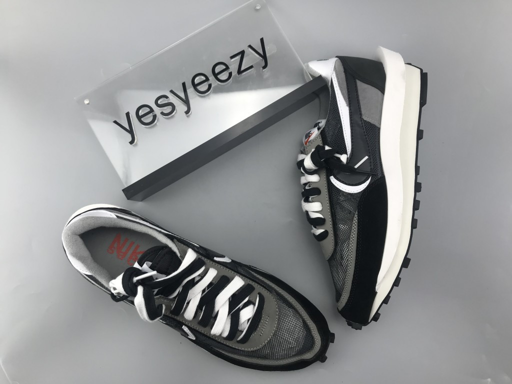 UA NIKE LDWAFFLE/SACAI BLACK ANTHRACITE