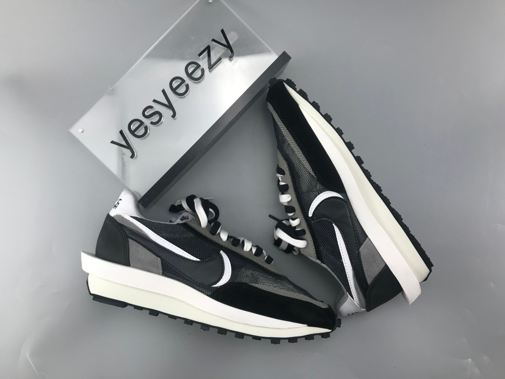 UA NIKE LDWAFFLE/SACAI BLACK ANTHRACITE