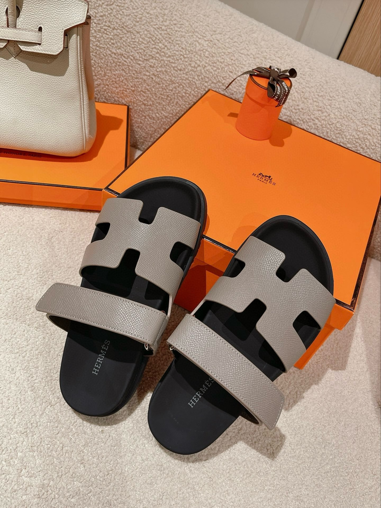 UA H**me5 Chypre sandal