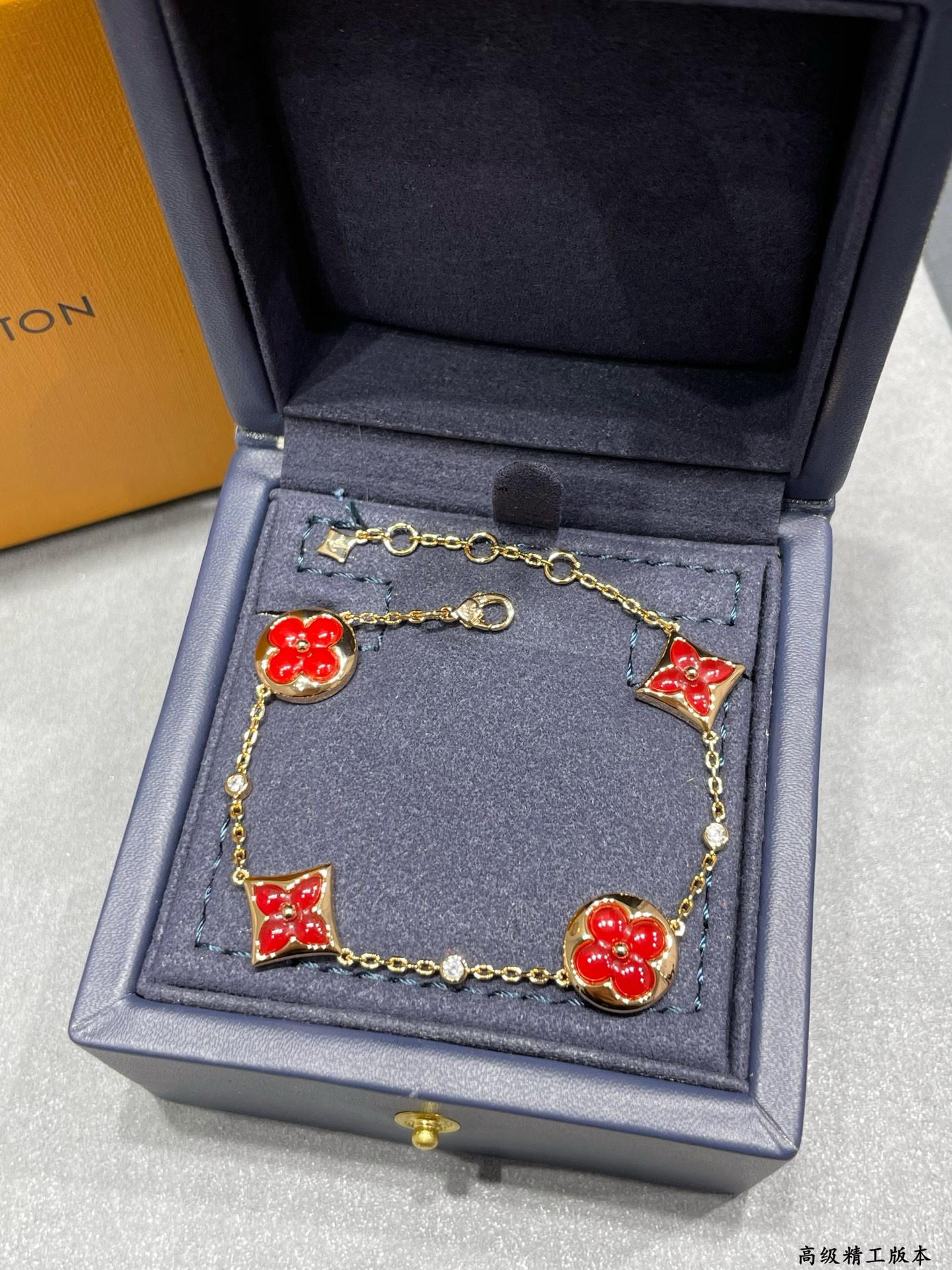 L0vis Vvtt0n Large Red Agate Four Flower Bracelet
