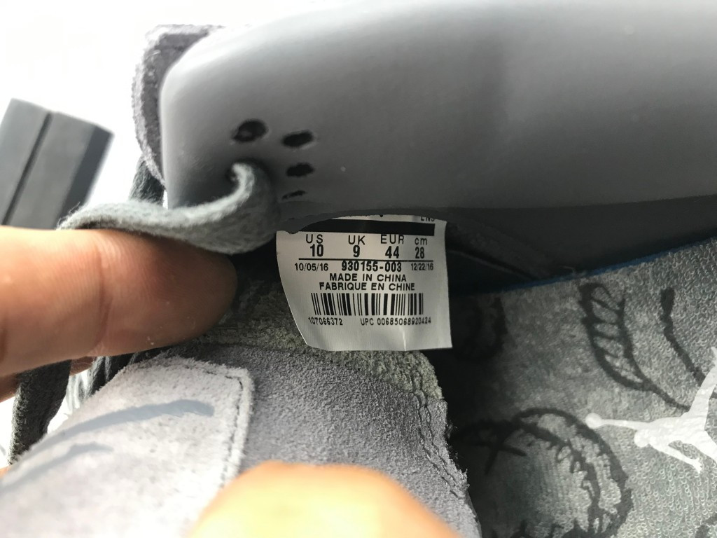 UA AIR JORDAN 4 RETRO KAWS "COOL GREY"