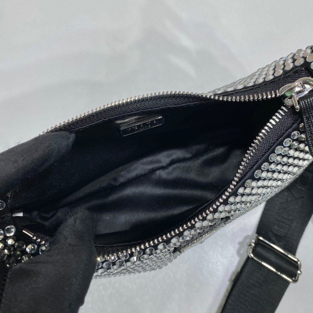 Pra*a Re-Edition 2005 duchess bag 18x22x6cm