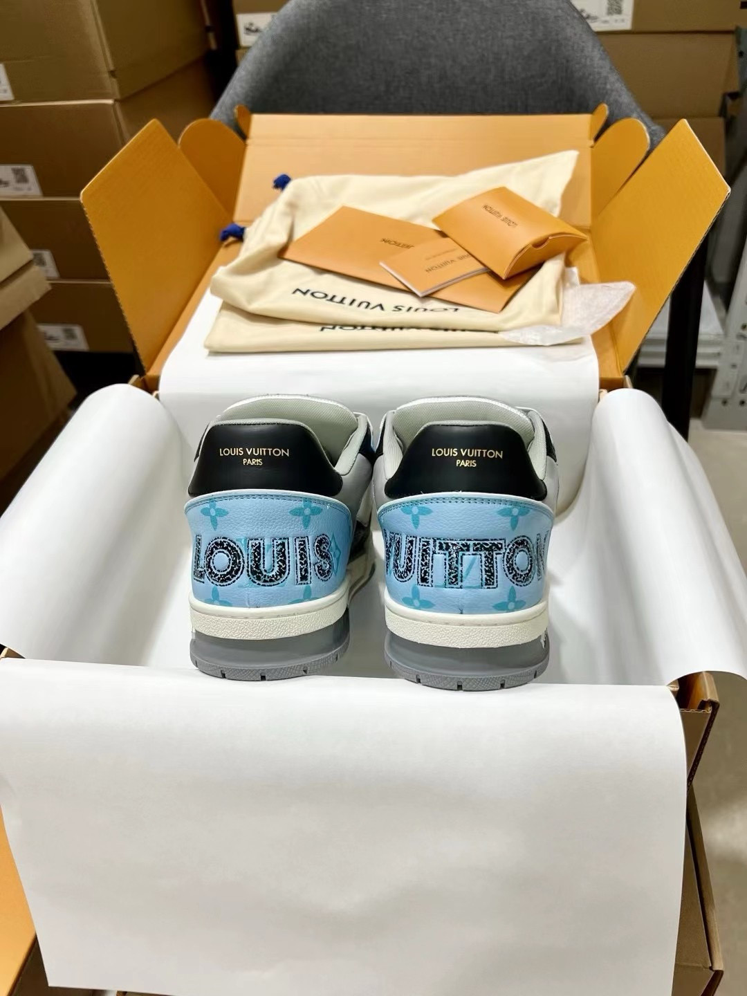 UA L0vis Vvtt0n LV Trainer Blue Grey Black