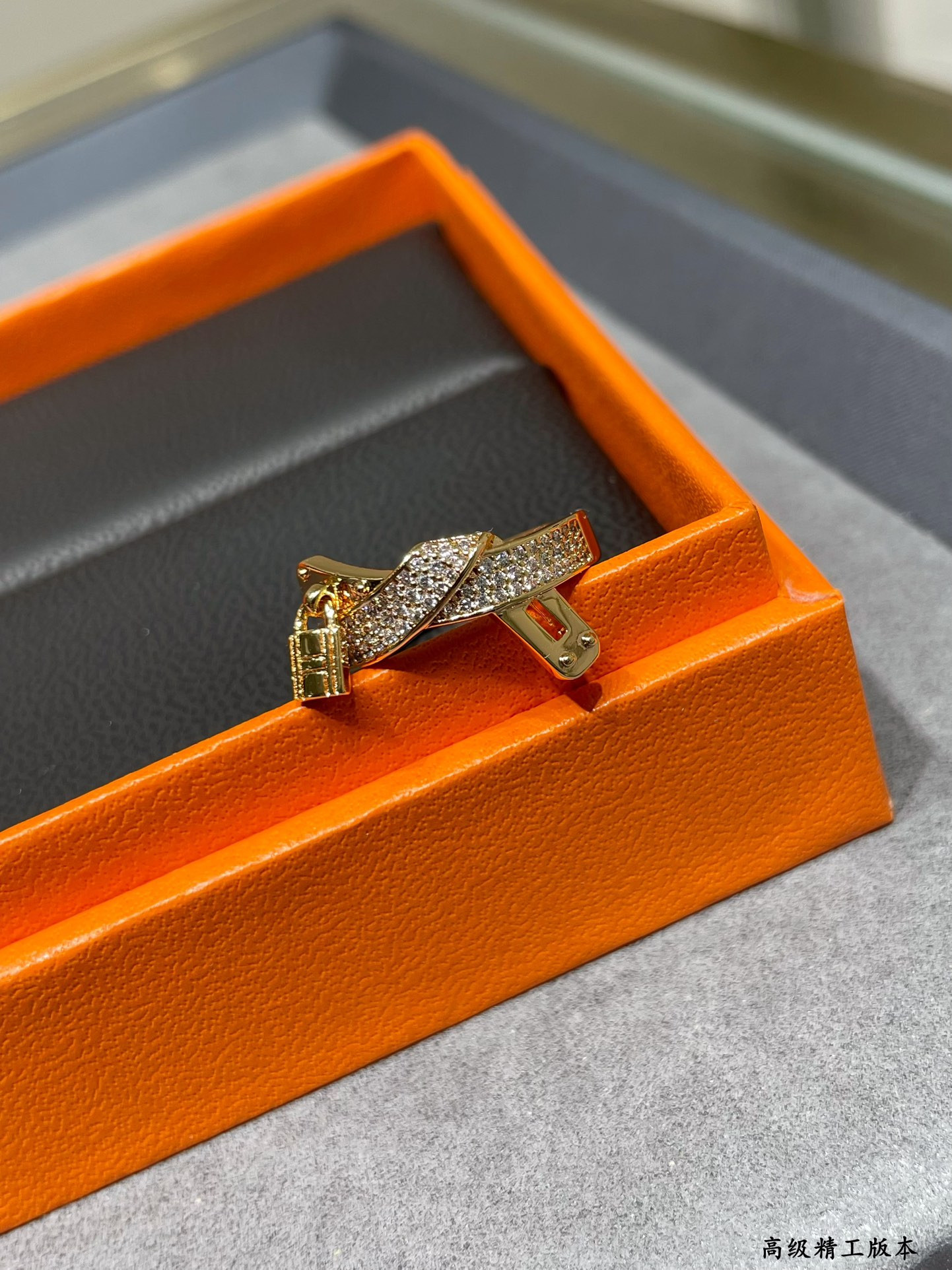 H**me5 H Clasp Ring