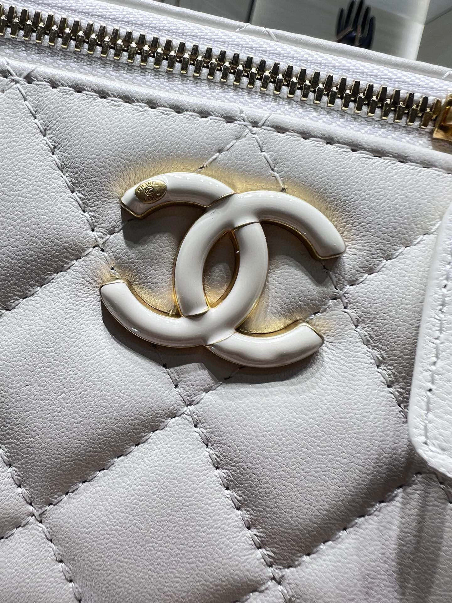 Ch**el Vanity With Chain 9.5x17x8cm