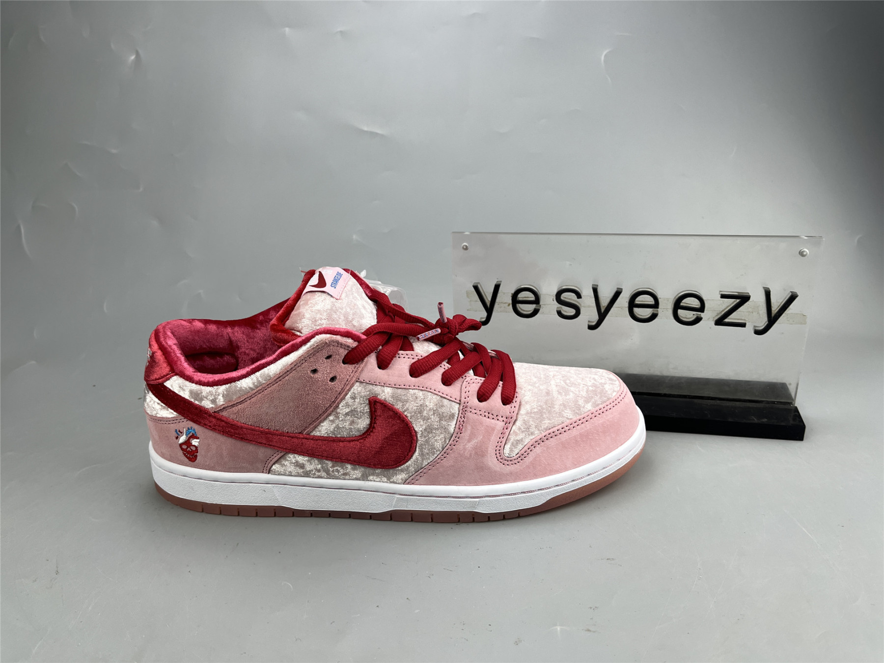 UA NIKE STRANGELOVE X DUNK LOW SB "VALENTINE