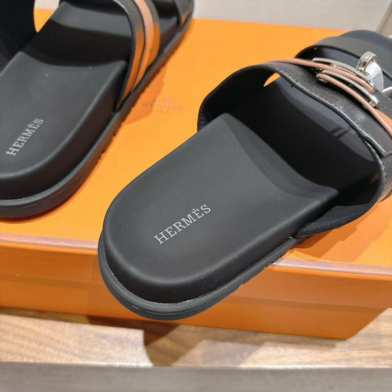 UA H**me5 Jackson sandal