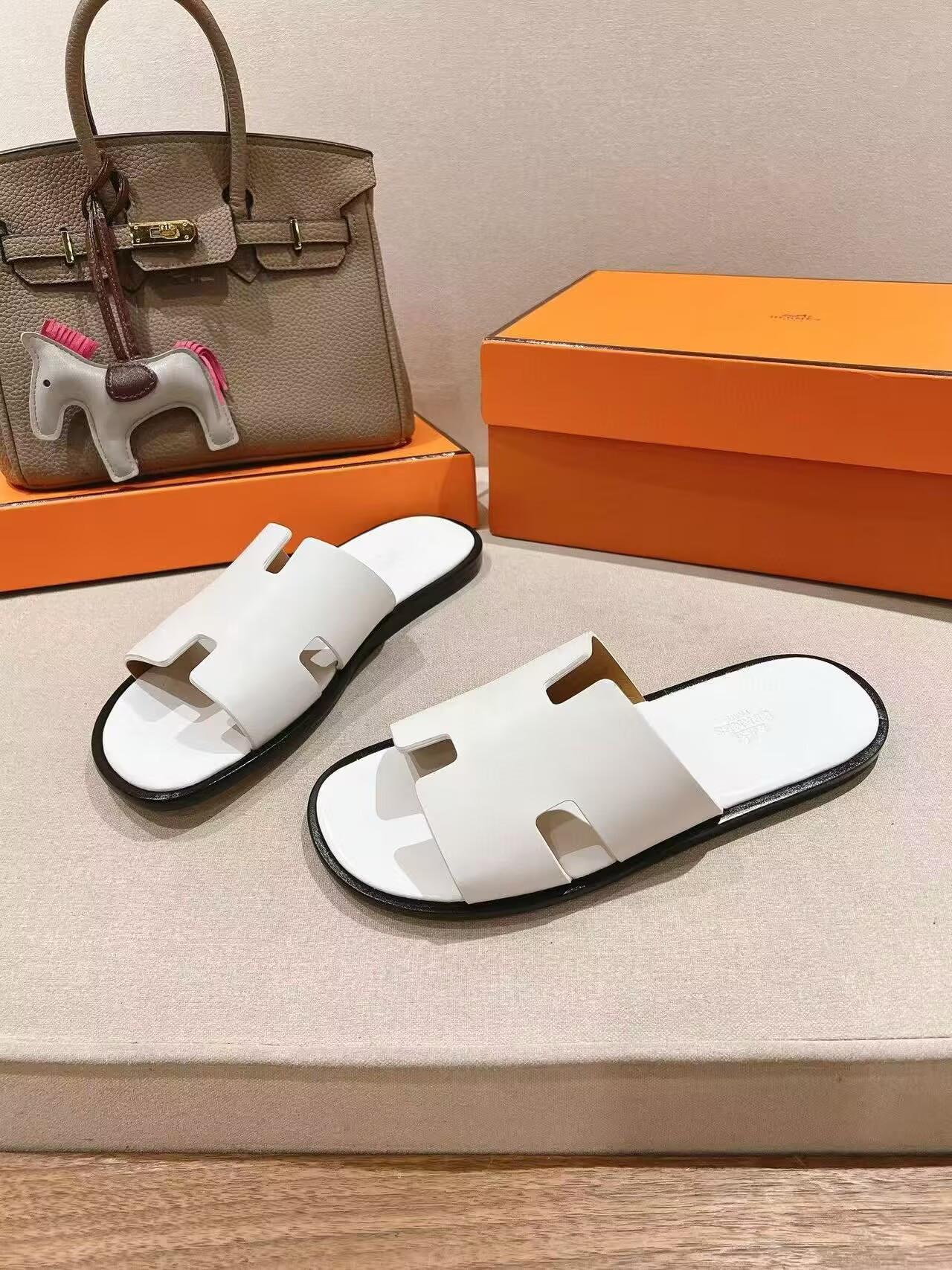 UA H**me5 Izmir sandal