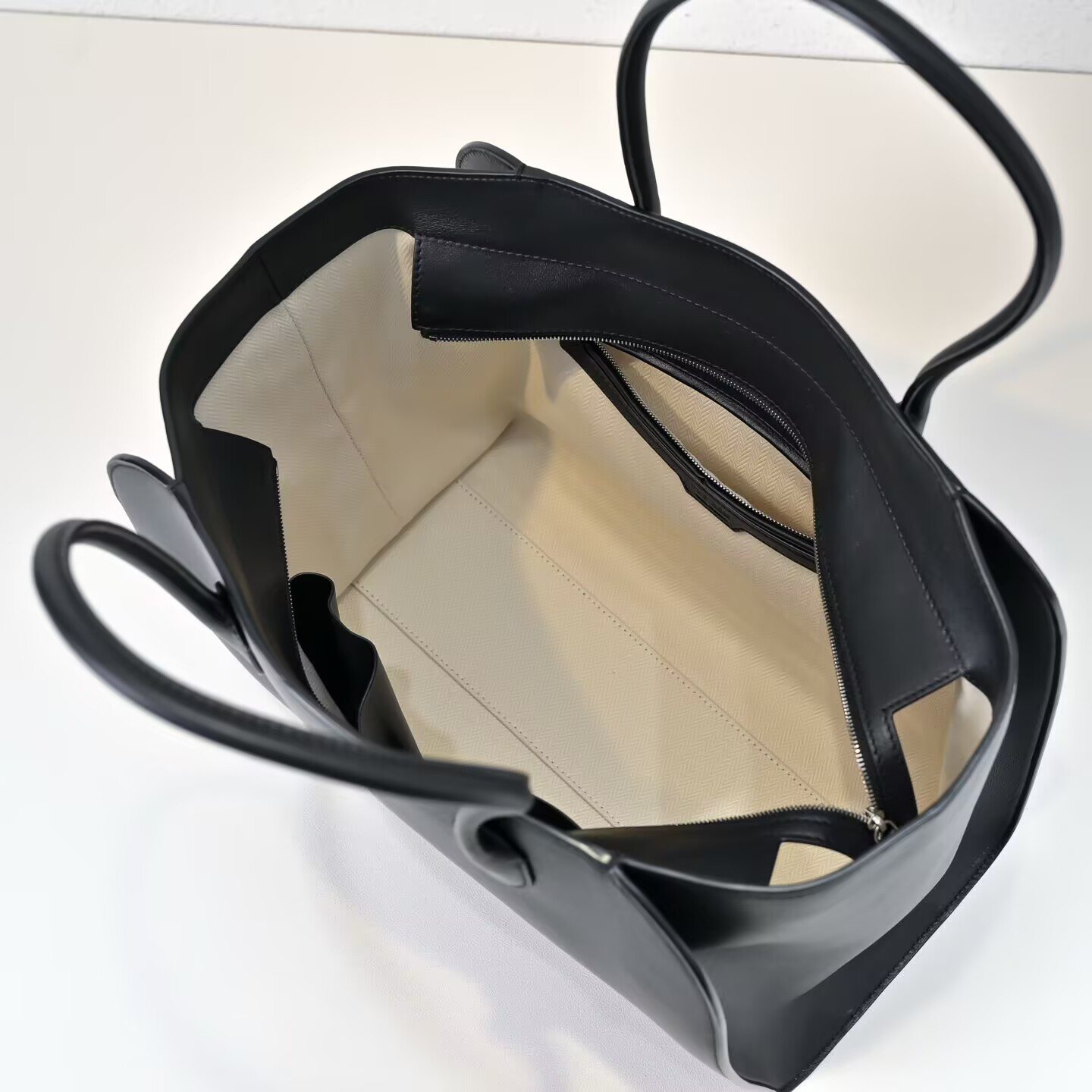 The R0w Marlo Bag in Leather 35.5x16x26cm