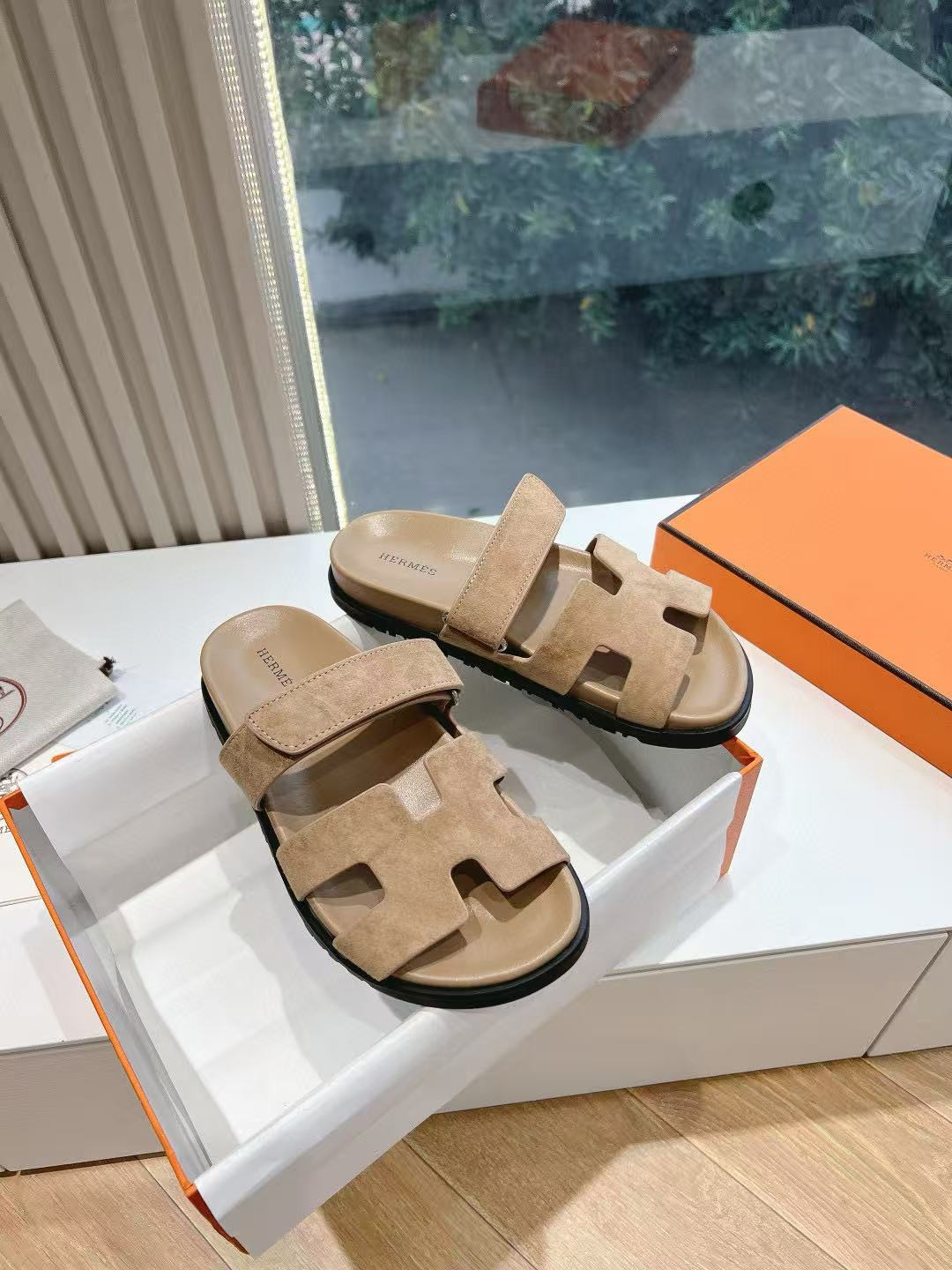 UA H**me5 Chypre Sandal