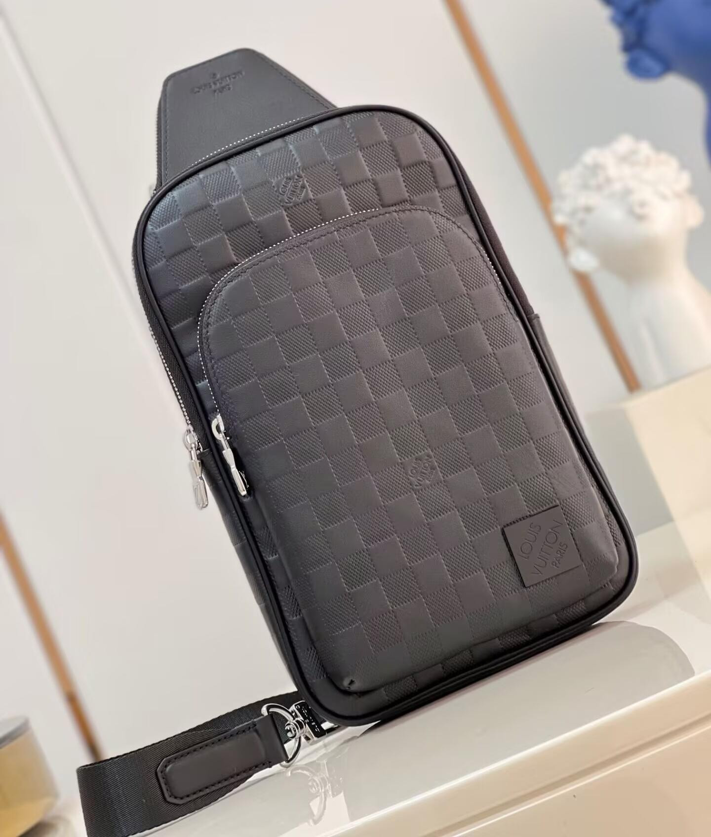 LV Avenue Slingbag N45303 20x31x7cm