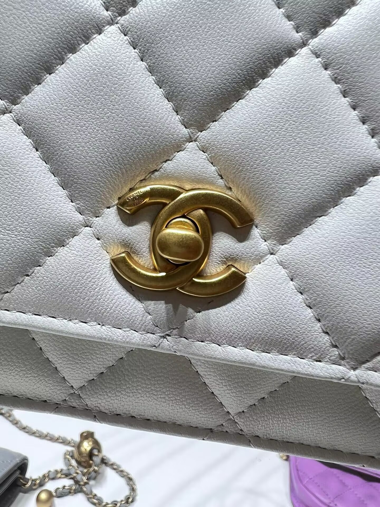 Ch**el CLASSIC WALLET ON CHAIN 4.8 × 7.5 × 1.4 in