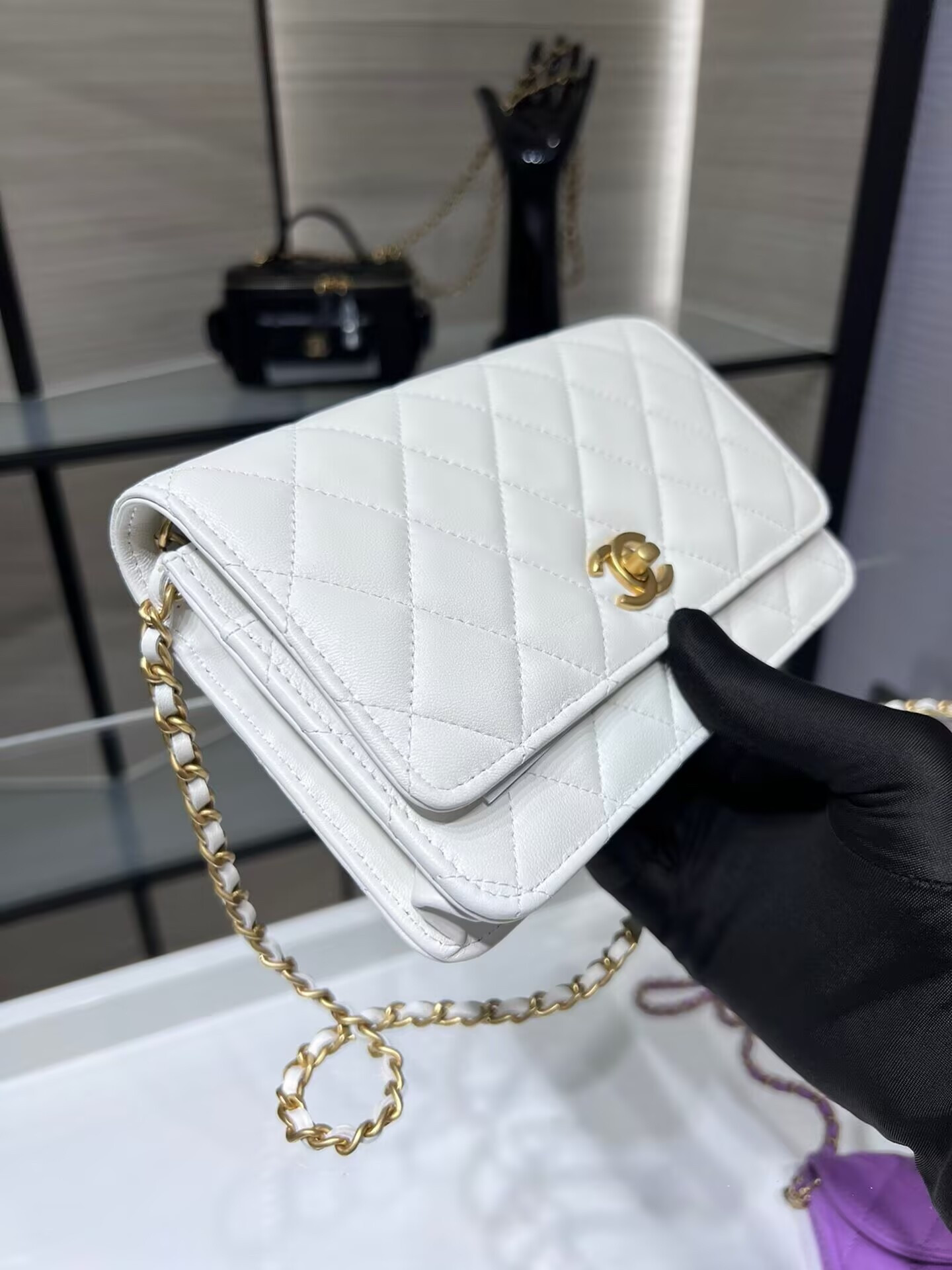 Ch**el CLASSIC WALLET ON CHAIN 4.8 × 7.5 × 1.4 in
