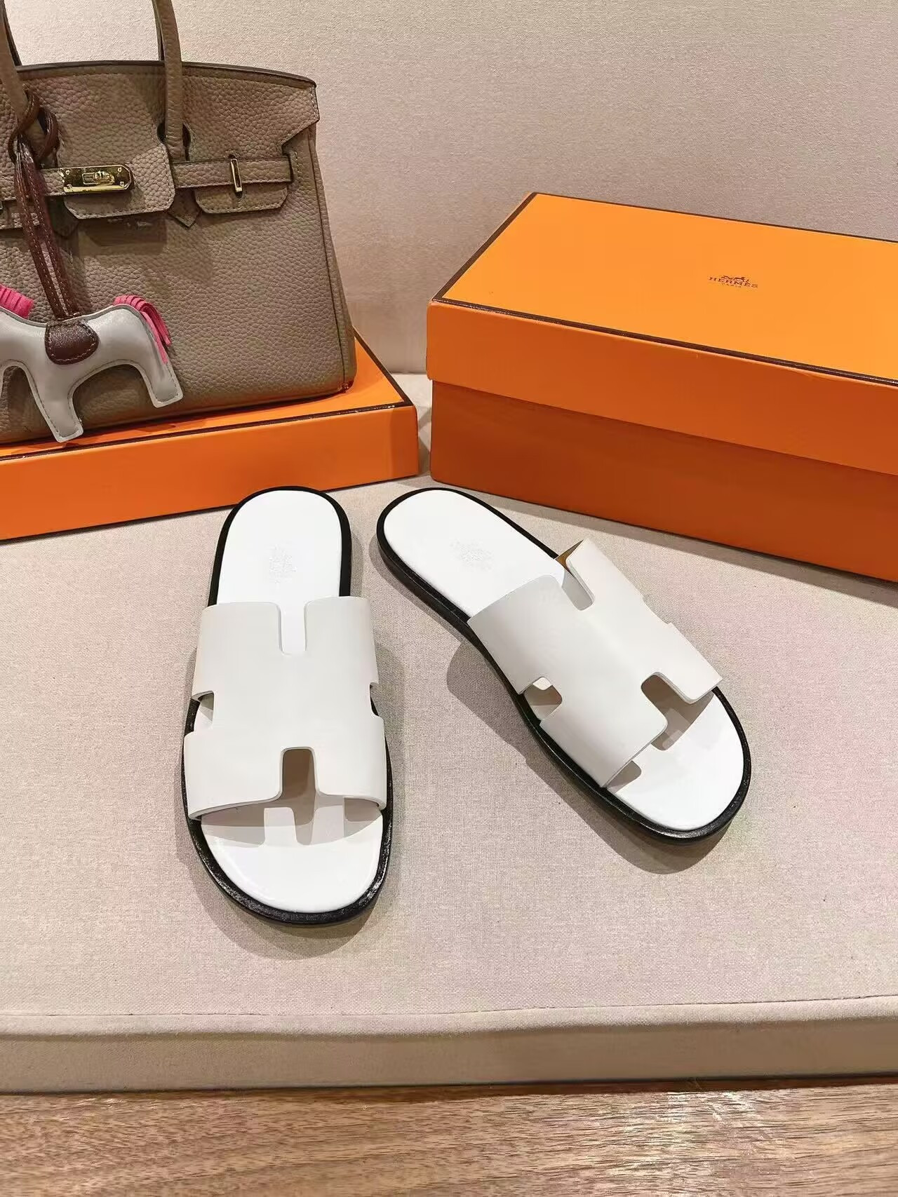 UA H**me5 Izmir sandal