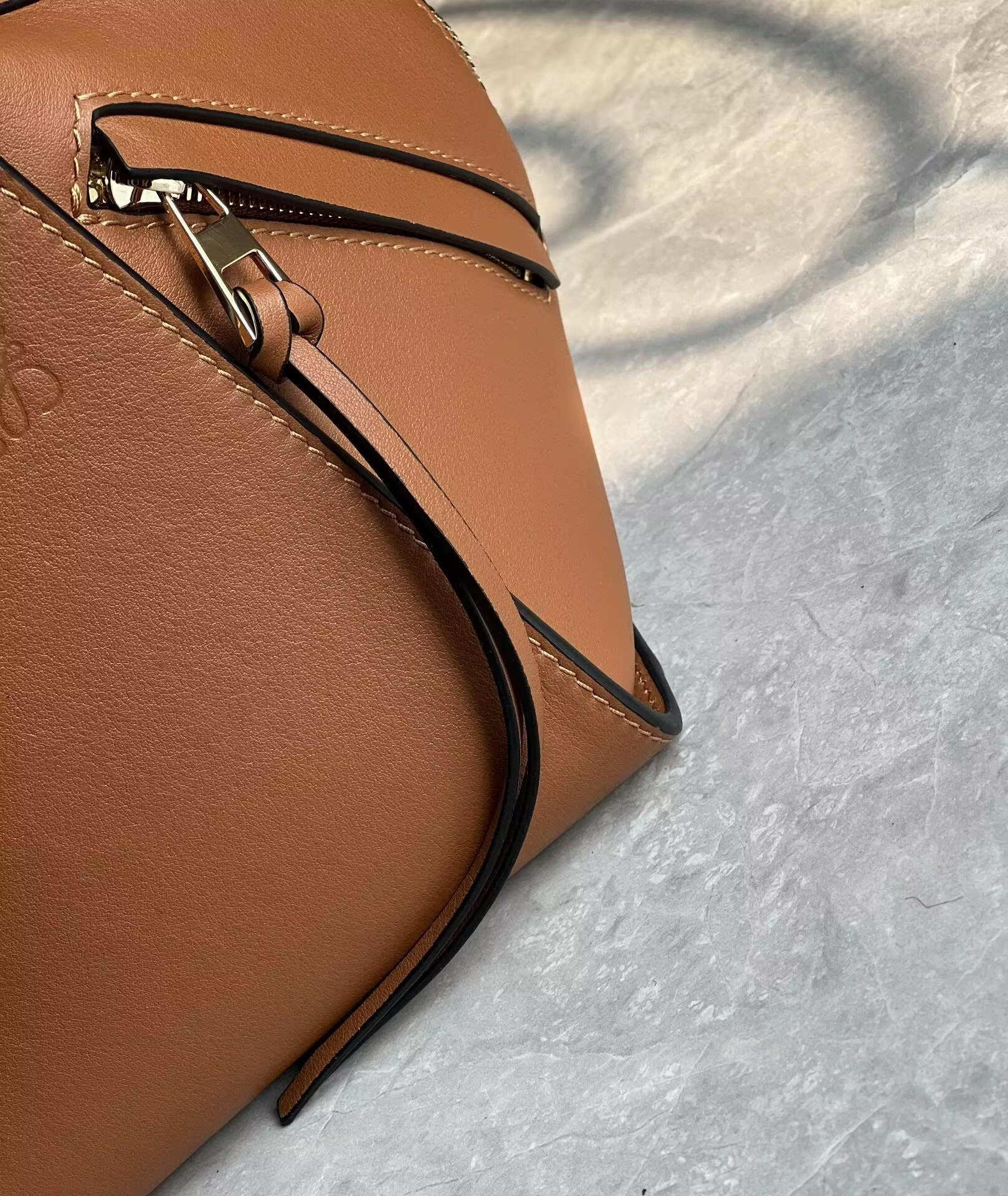 L0ew* Compact Hammock bag in classic calfskin 20.8x14.4x19.5cm