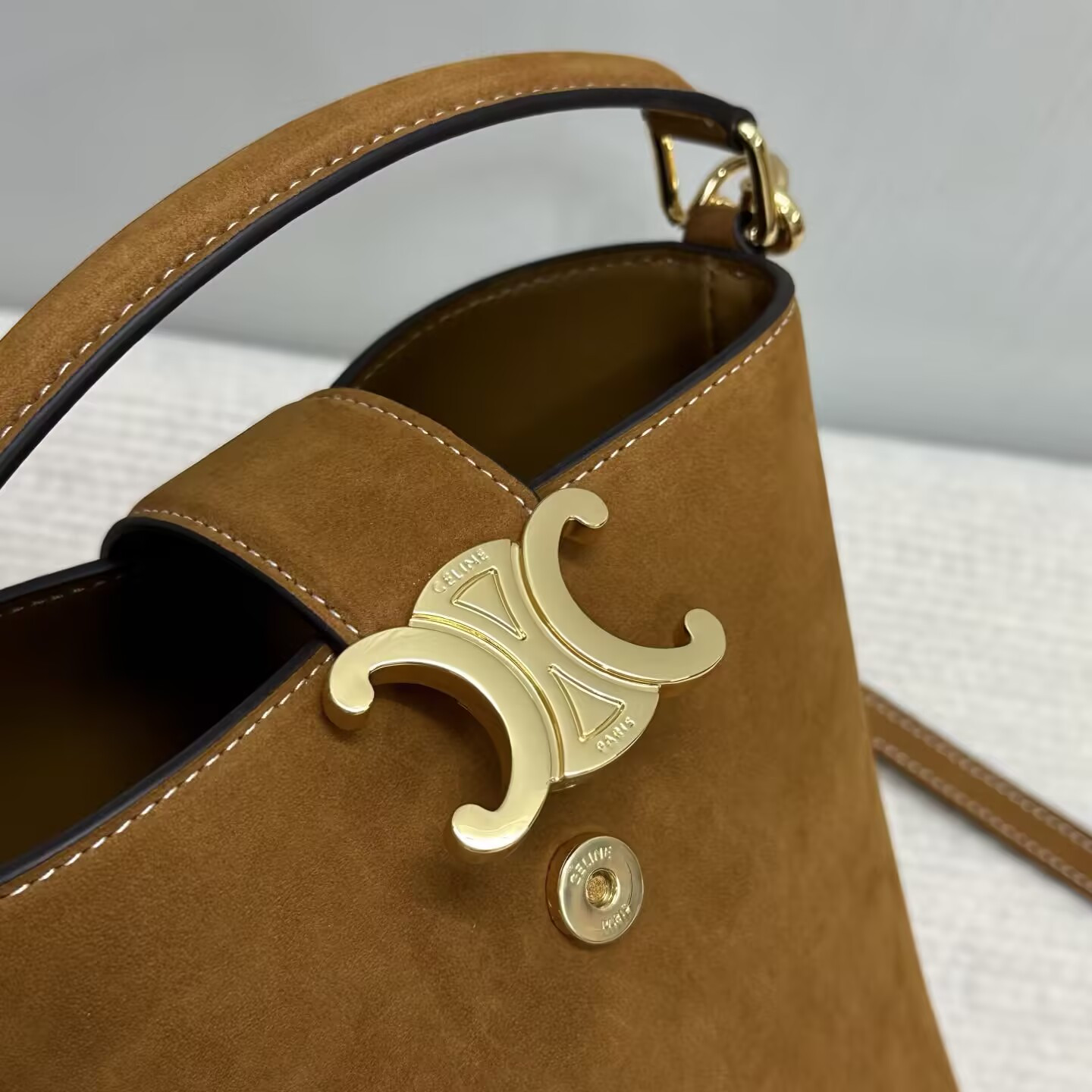 Ce1i*e MINI BUCKET L0visE IN NUBUCK CALFSKIN 13.5x16x10cm