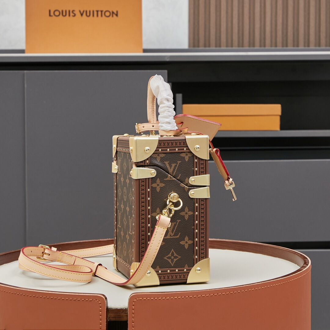 LV Camera Box M10079 17x13x7.5cm