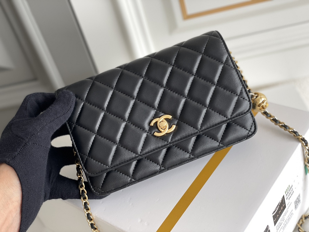 Ch**el CLASSIC WALLET ON CHAIN 4.8 × 7.5 × 1.4 in