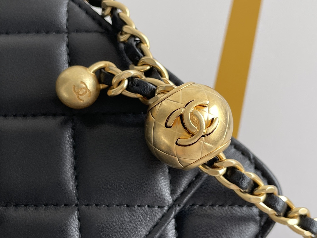 Ch**el CLASSIC WALLET ON CHAIN 4.8 × 7.5 × 1.4 in