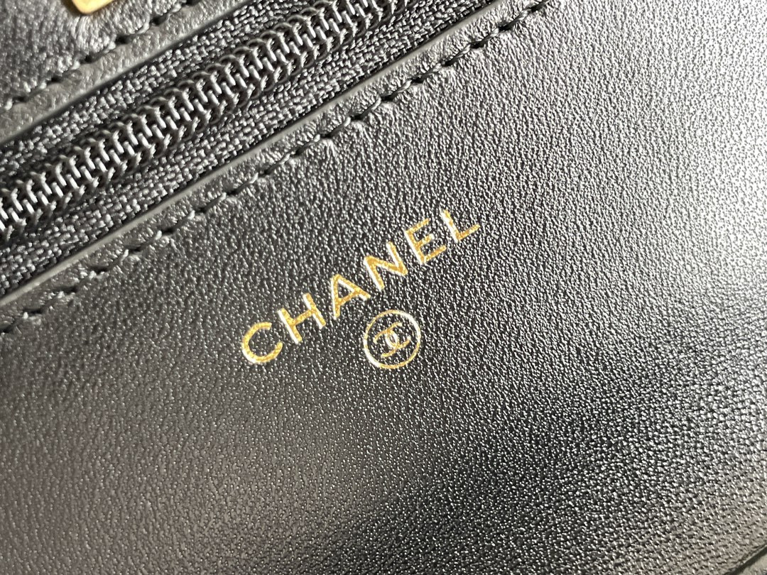 Ch**el CLASSIC WALLET ON CHAIN 4.8 × 7.5 × 1.4 in
