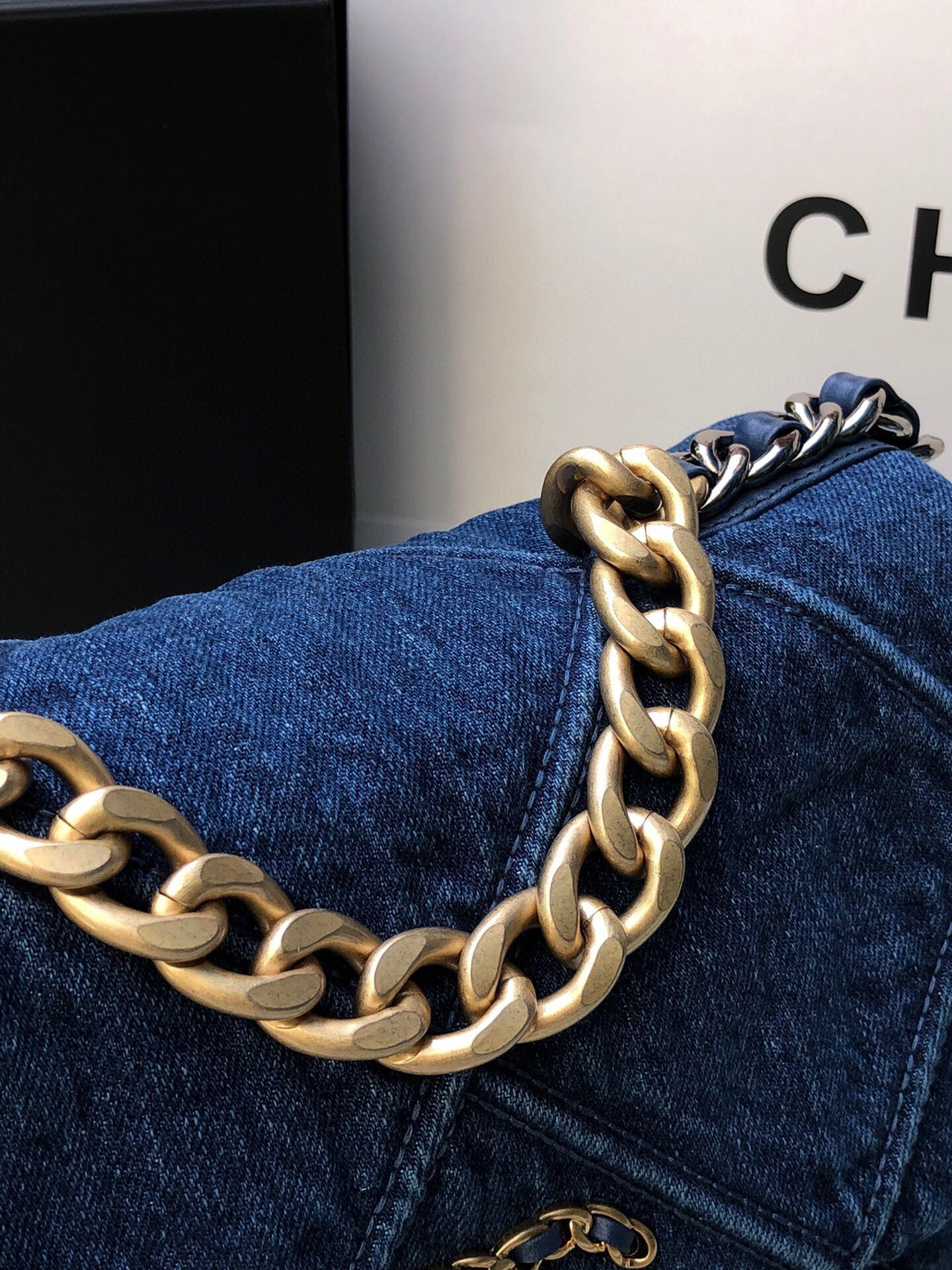 Ch**el 19 HANDBAG Ruthenium-Finish Metal Navy 6.2 × 10.1 × 3.5 in