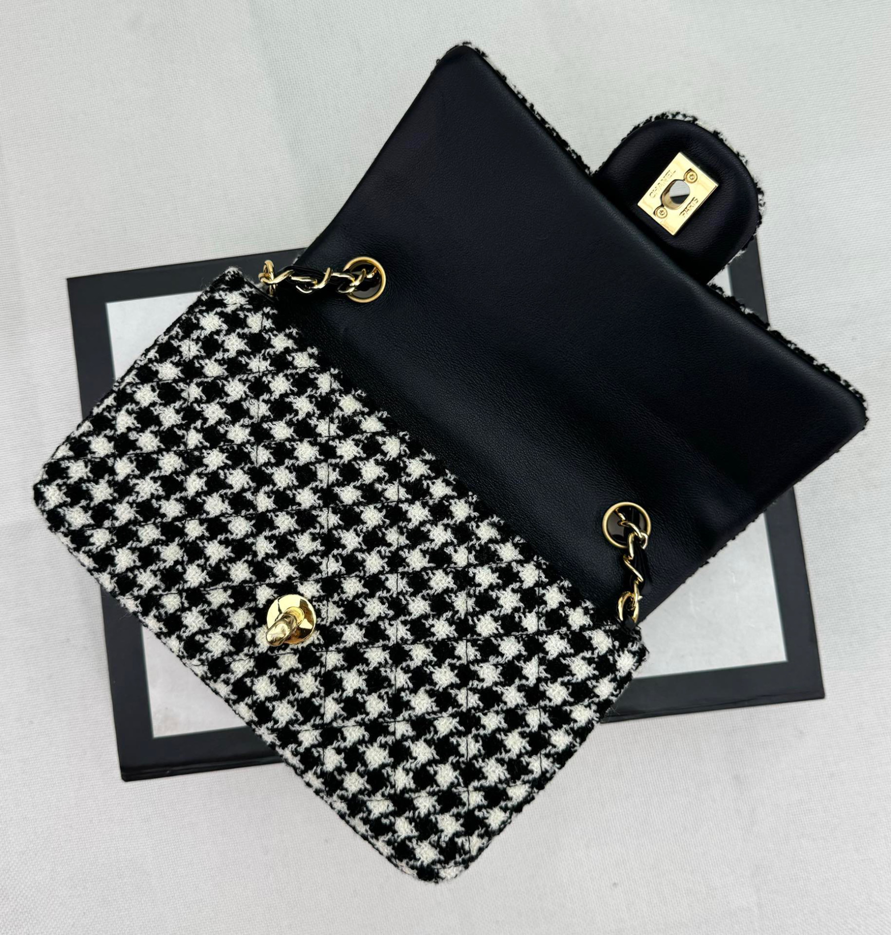 Ch**el MINI CLASSIC 11.12 HANDBAG 20 12 × 20 × 6 cm