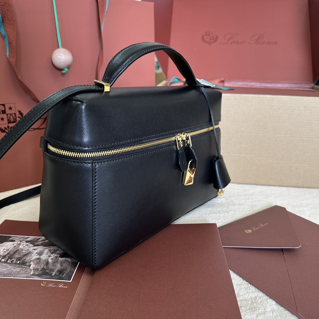 L0r0 P1ana Extra Pocket L27 Ostrich Leather 16 x 27 x 10 cm