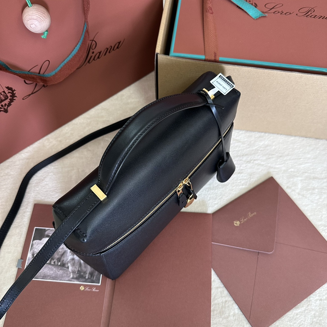 L0r0 P1ana Extra Pocket L27 Ostrich Leather 16 x 27 x 10 cm