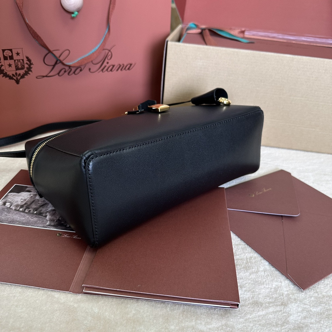 L0r0 P1ana Extra Pocket L27 Ostrich Leather 16 x 27 x 10 cm