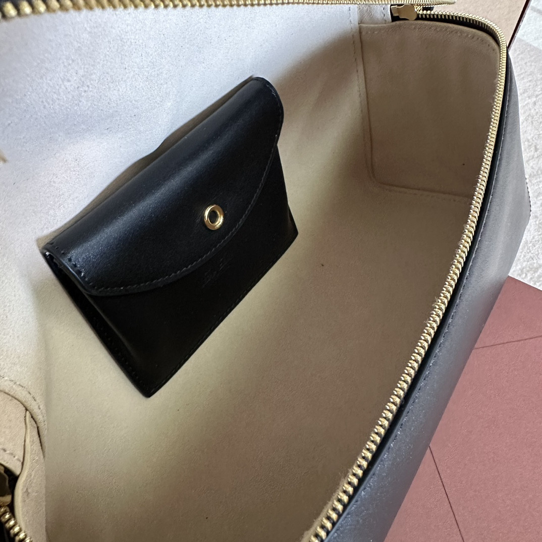 L0r0 P1ana Extra Pocket L27 Ostrich Leather 16 x 27 x 10 cm
