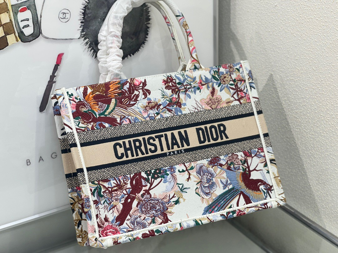 MEDIUM D10r BOOK TOTE White Multicolor Dragon Zodiac Embroidery 36 x 27.5 x 16.5 cm