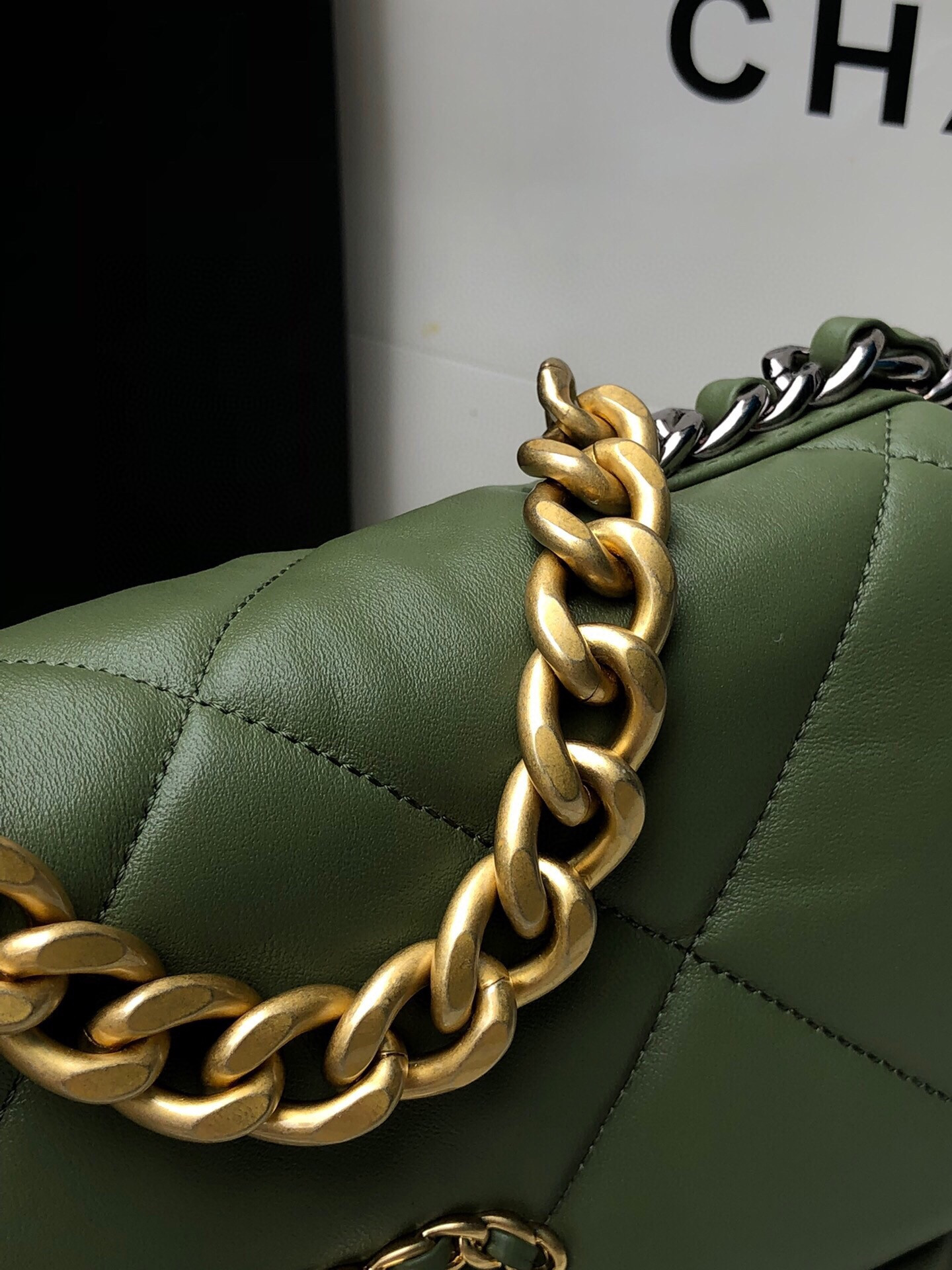Ch**el 19 HANDBAG Shiny Leather, Gold-Tone 16×26×9cm