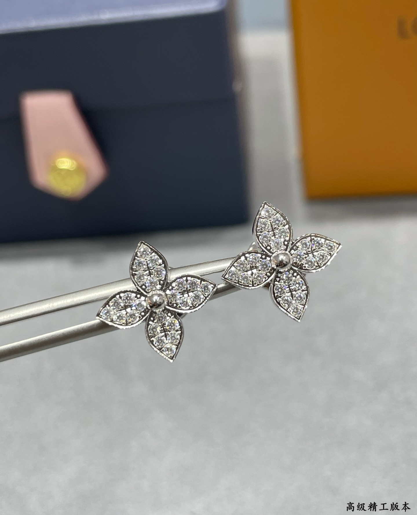L0vis Vvtt0n Single flower full D1am0nd Earrings