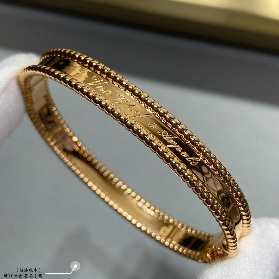 V*n Cl**f & Arpels sign Bracelet