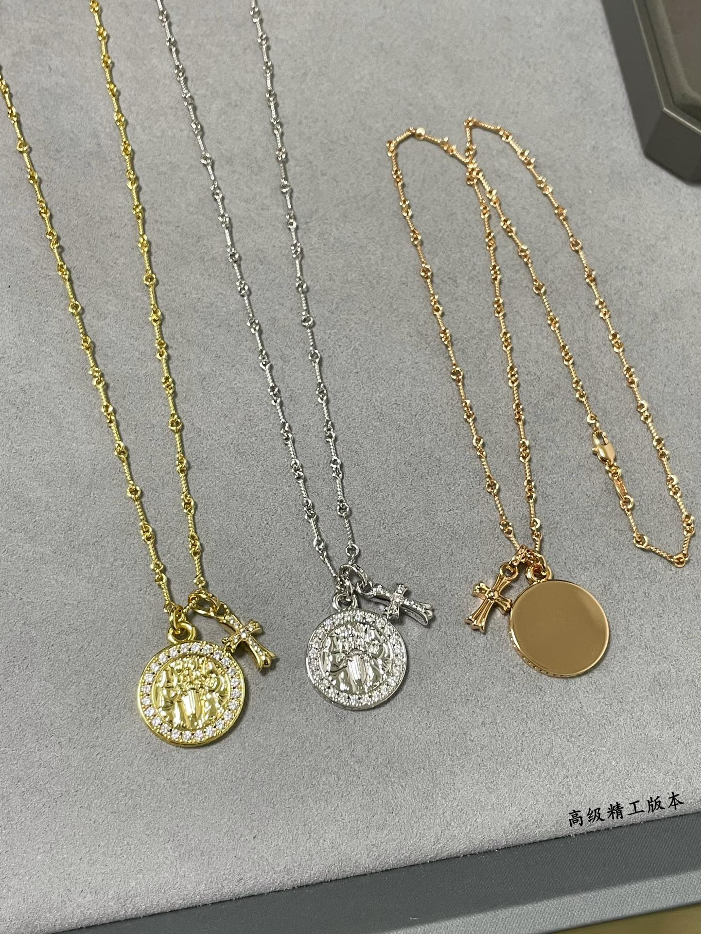 Ch*0me He**ts round plaque cross Necklace