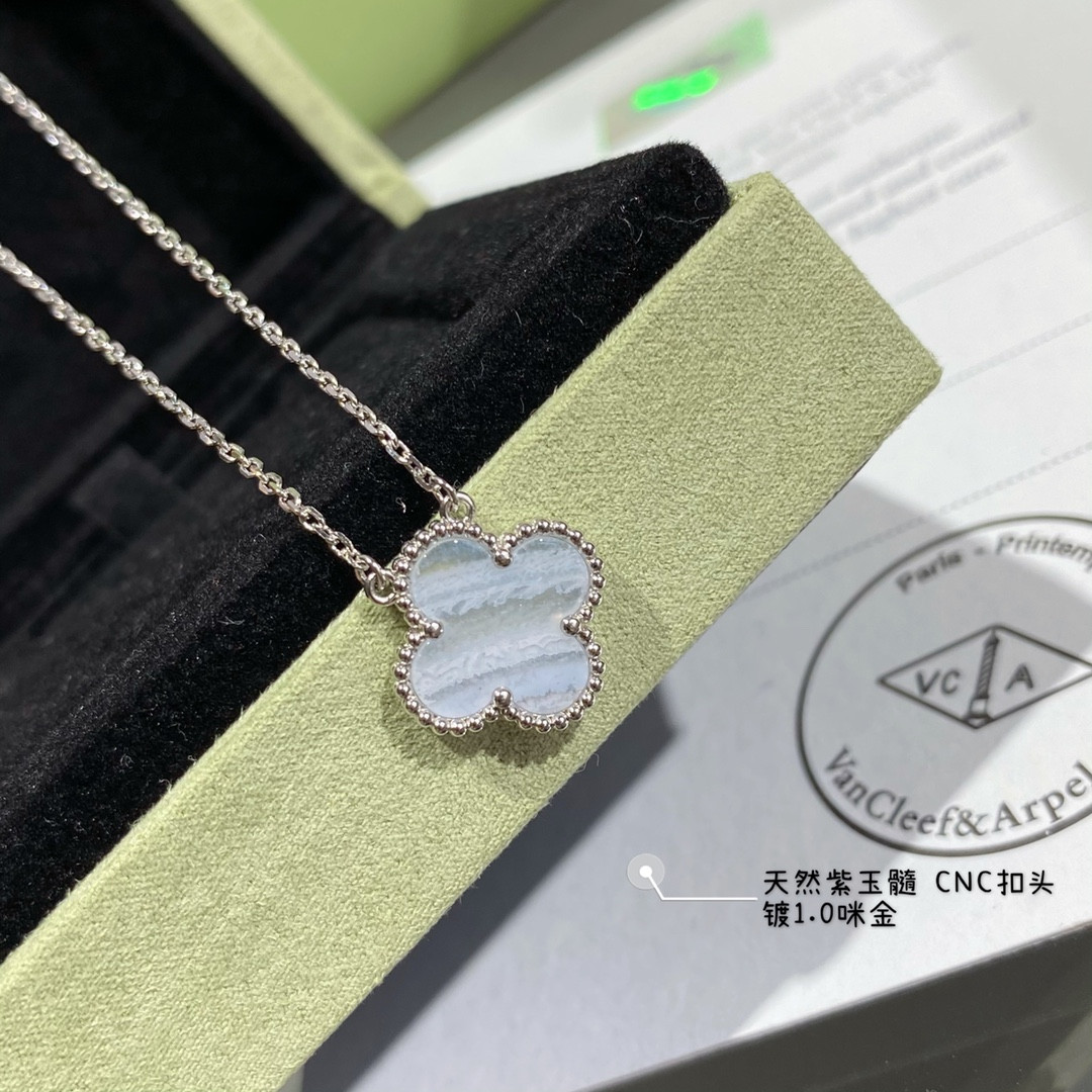 V*n Cl**f & Arpels Medium Classic Natural purple chalcedony four-leaf clover Necklace Diameter approx 1.5cm,Chain length approx 40+5cm