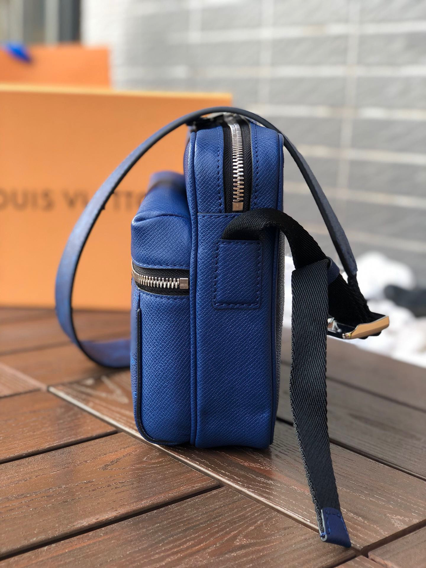 LV OUTDOOR MESSENGER M30242