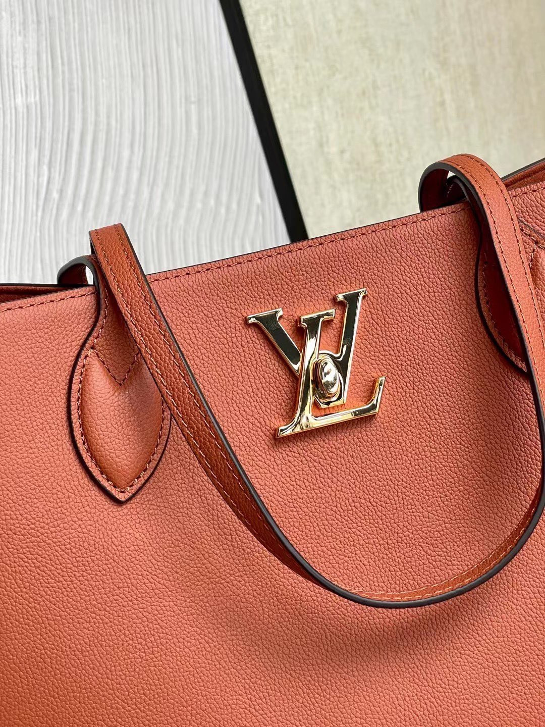 LV LOCKME SHOPPER M58927