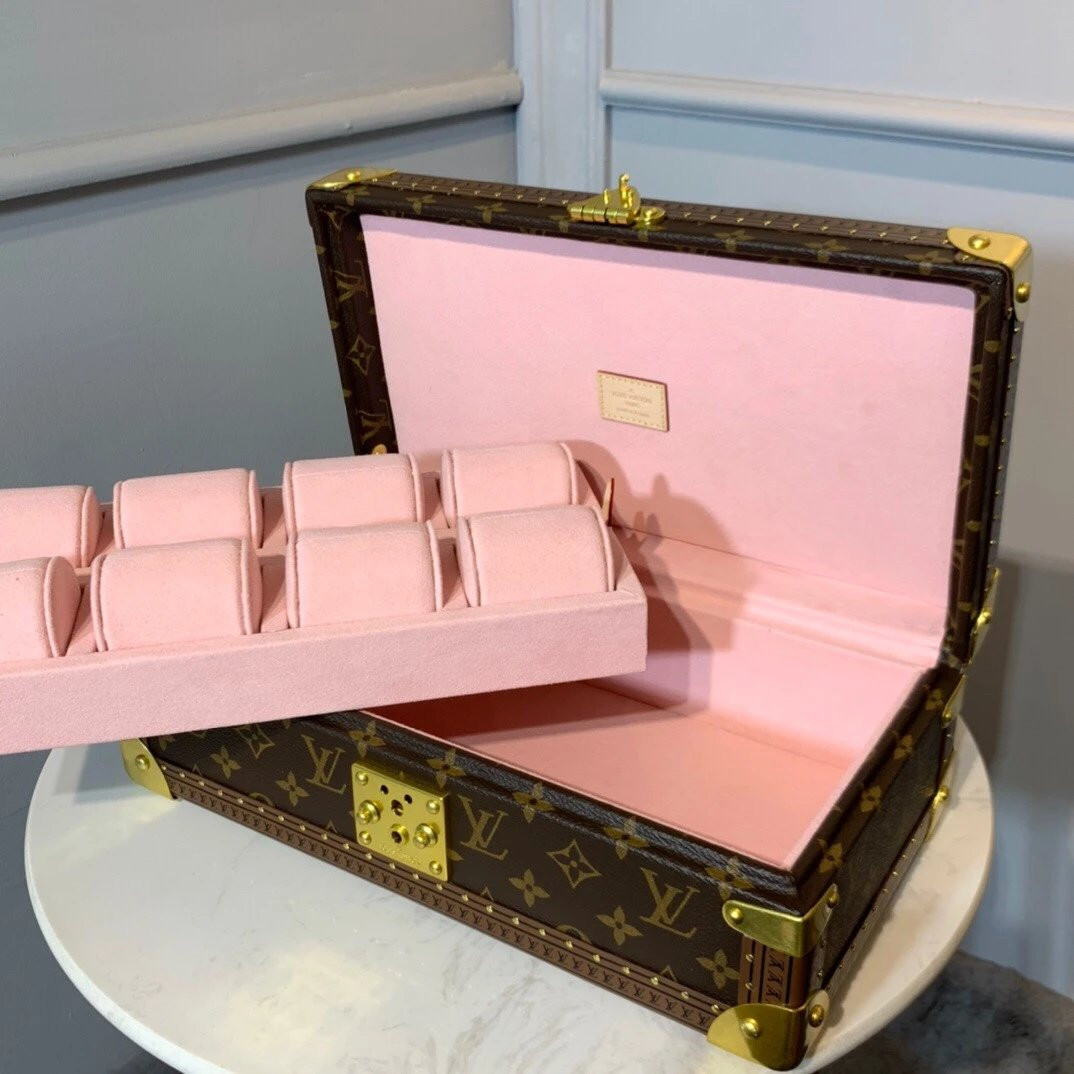LV 8 WATCH CASE M20039