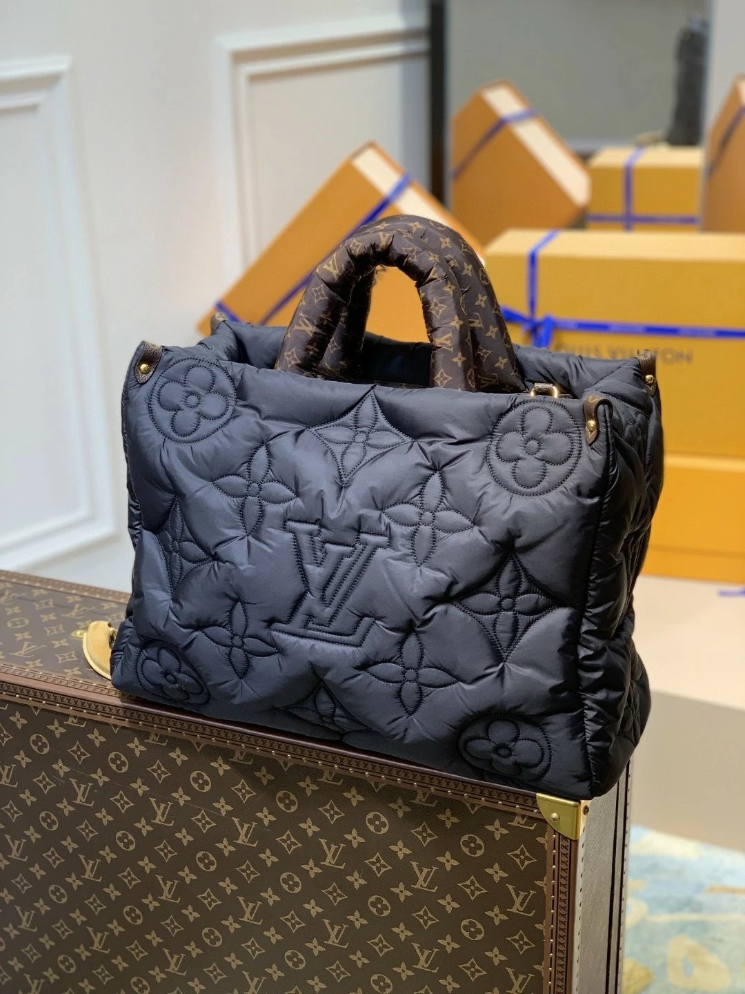 LV ONTHEGO GM M59005 16.1 x 13.4 x 7.5 inches