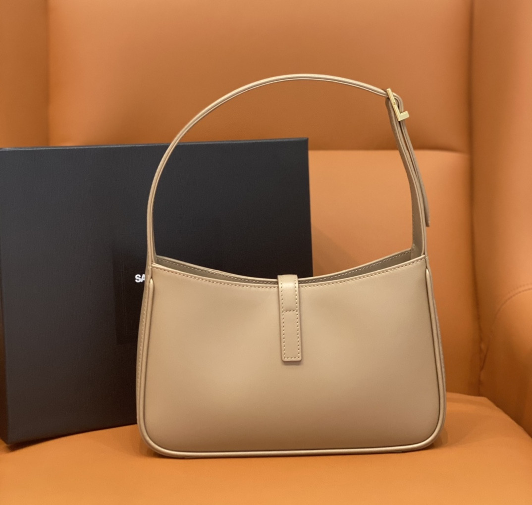 Y51 LE 5 À 7 IN SMOOTH LEATHER IVOIRE NATUREL 23 X 16 X 6.5 CM