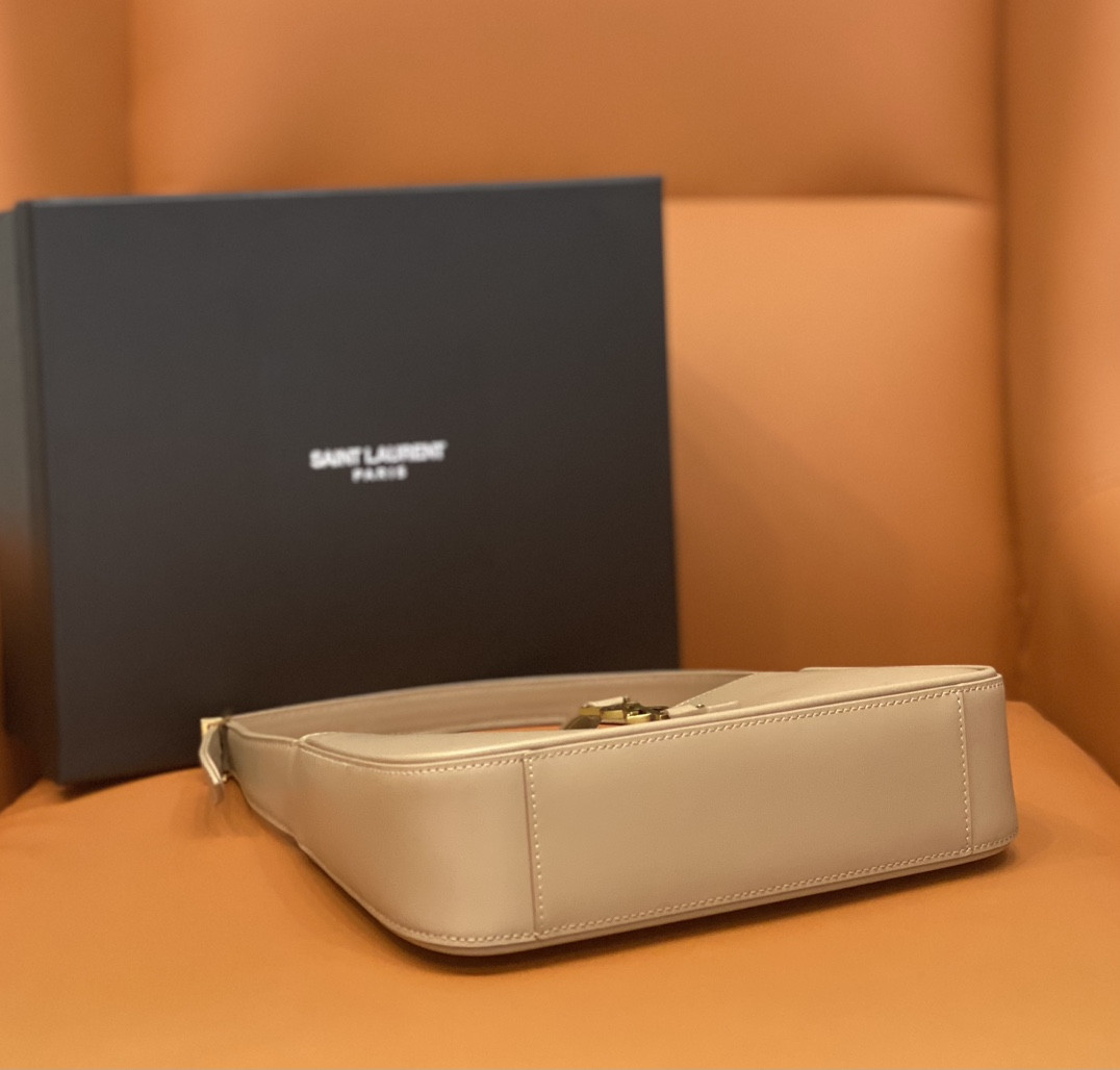 Y51 LE 5 À 7 IN SMOOTH LEATHER IVOIRE NATUREL 23 X 16 X 6.5 CM