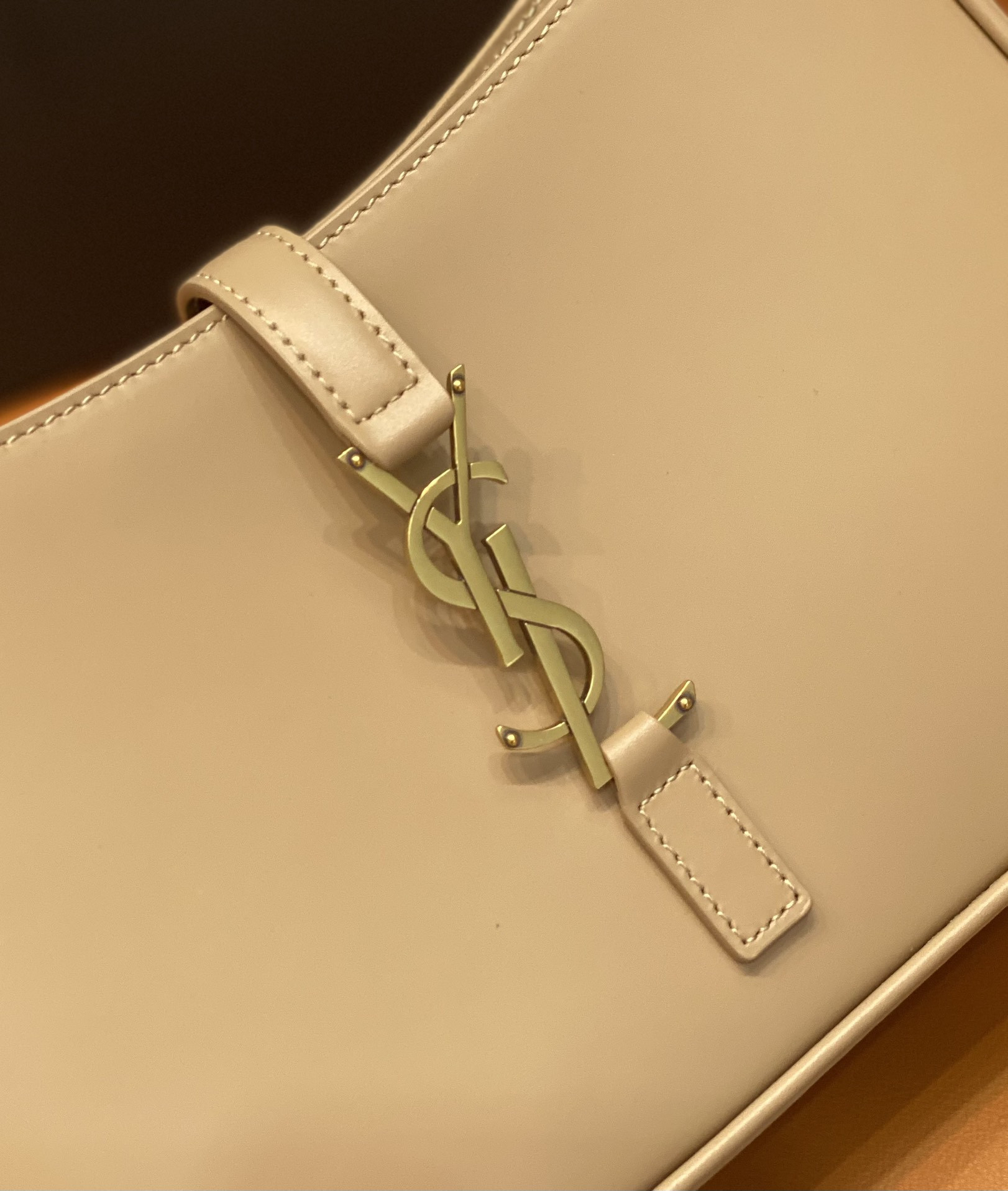 Y51 LE 5 À 7 IN SMOOTH LEATHER IVOIRE NATUREL 23 X 16 X 6.5 CM
