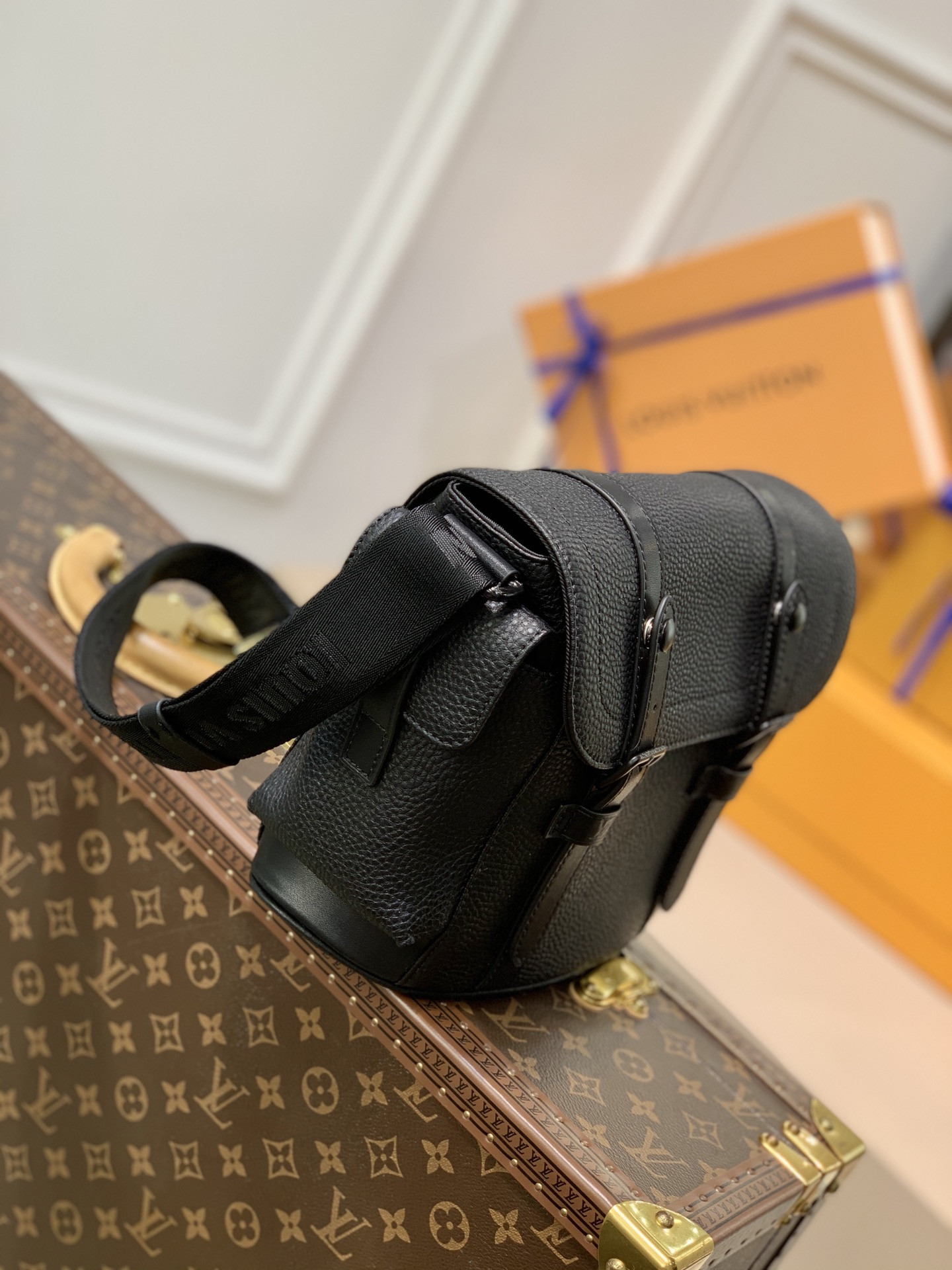 LV CHRISTOPHER MESSENGER M58476