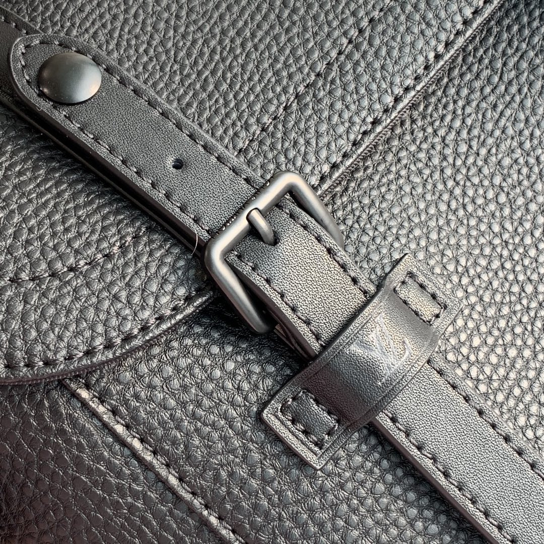 LV CHRISTOPHER MESSENGER M58476