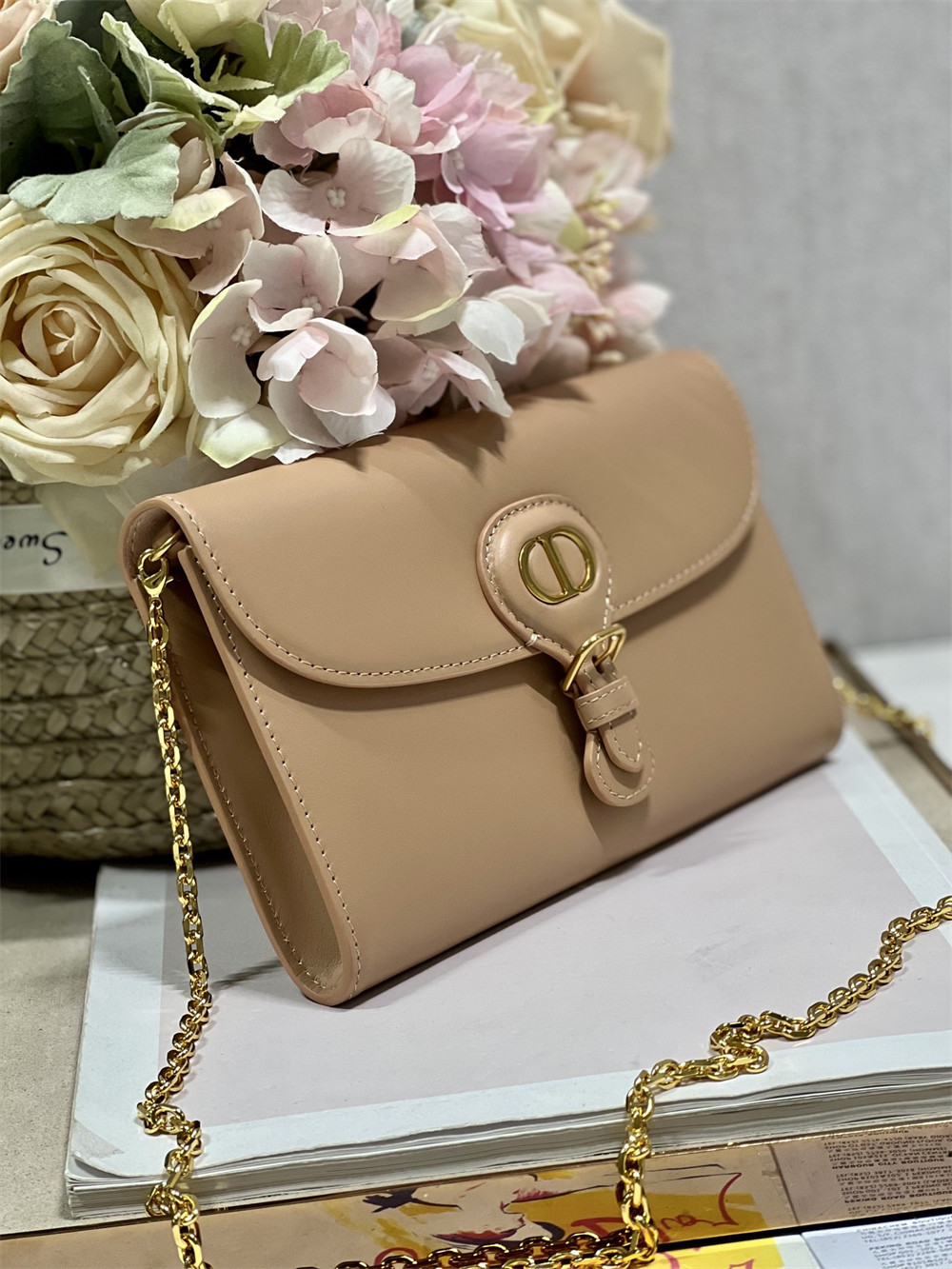 D10r BOBBY EAST-WEST POUCH WITH CHAIN Latte Smooth Calfskin Amber
