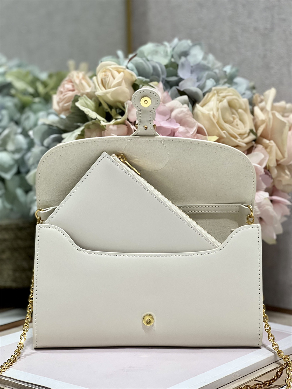 D10r BOBBY EAST-WEST POUCH WITH CHAIN Latte Smooth Calfskin White