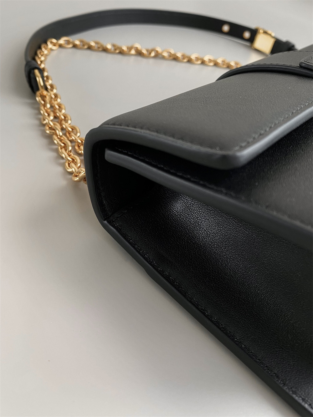 D10r 30 MONTAIGNE EAST-WEST BAG WITH CHAIN 21 x 12 x 6 cm / 8.5 x 4.5 x 2.5 inches